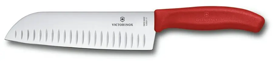 Cenově Výhodný Victorinox Santoku Swiss Classic 17 cm s výbrusy červený kuchyňský nůž
